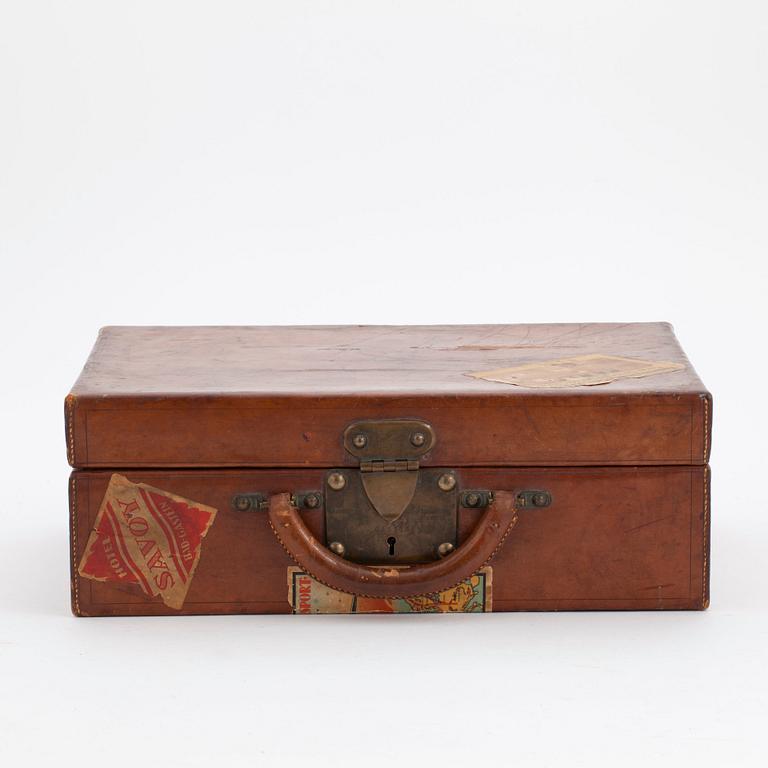 LOUIS VUITTON, a brown leather suitcase from around 1910.