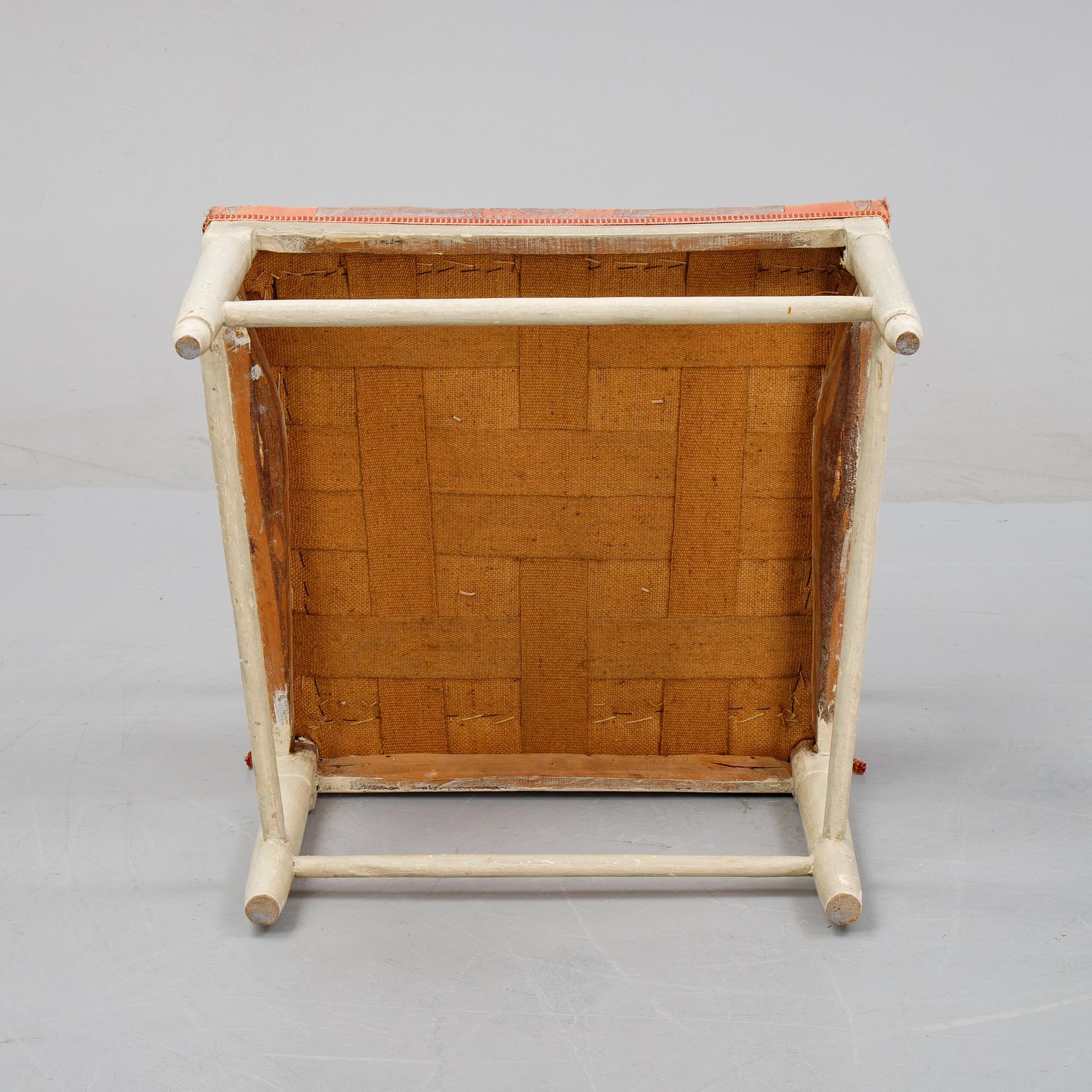 A painted armchair, presumably late 18th century or around the year 1800.