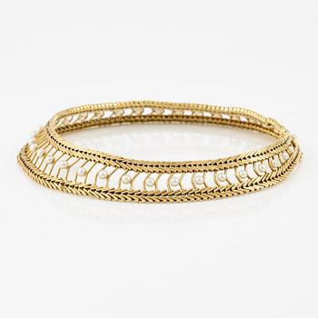 A Gübelin necklace in 18K gold set with cultured pearls.
