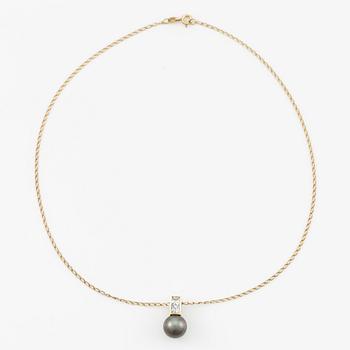 Pendant in 18K gold with a cultured pearl and faceted white stones.