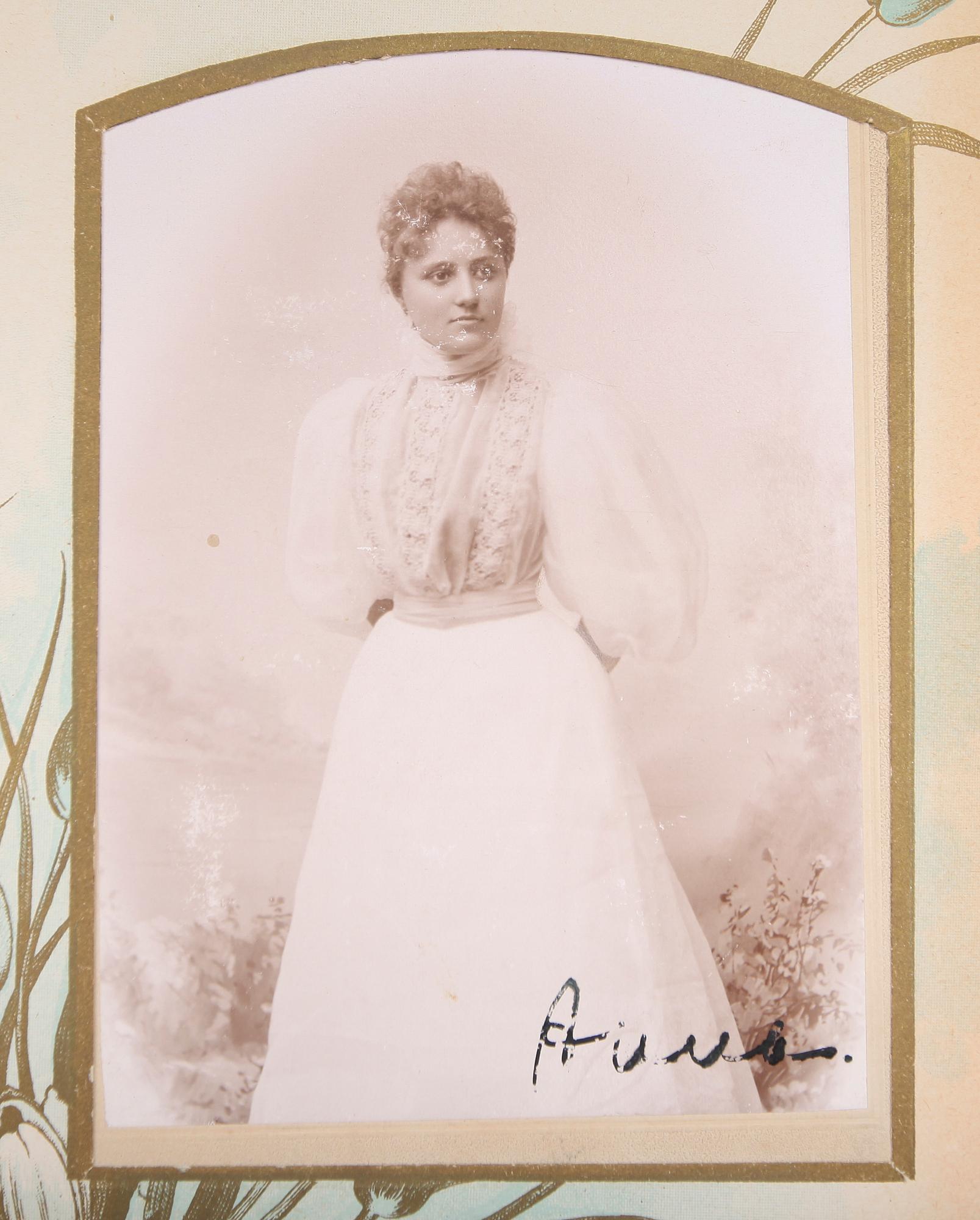 FOTOALBUM, jugend, omkring år 1900.