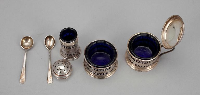 SALTKAR och PEPPARSTRÖARE samt SENAPSBURK i etui, silver, Birmingham, England 1931-32. Silvervikt tot. ca 30,5.