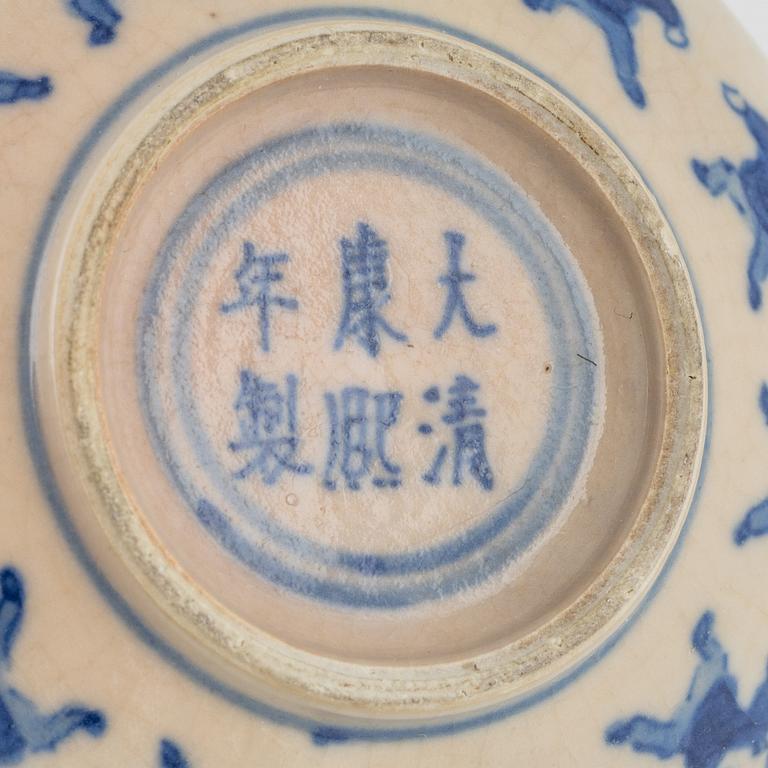 Ask med lock, två stycken, tedosa, samt vas, porslin. Kina, 1700/1900-tal.