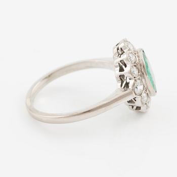 Ring 18K white gold with emerald and brilliant-cut diamonds.