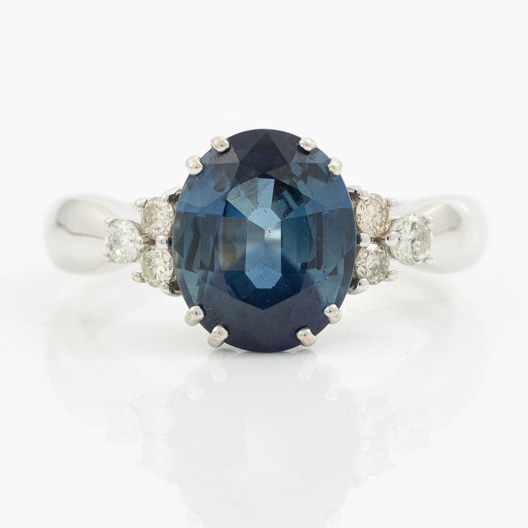 Ring 18K white gold with sapphire and brilliant-cut diamonds.