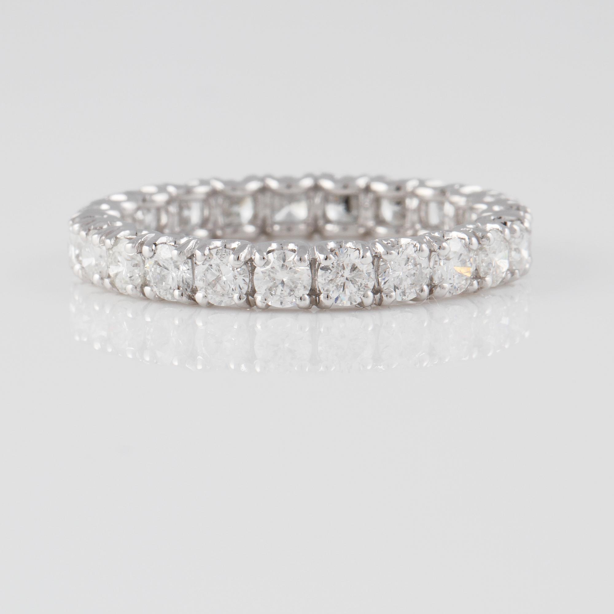 RING, 18K vitguld med briljantslipade diamanter ca 1.93 ct. Vikt 2,6 gram.