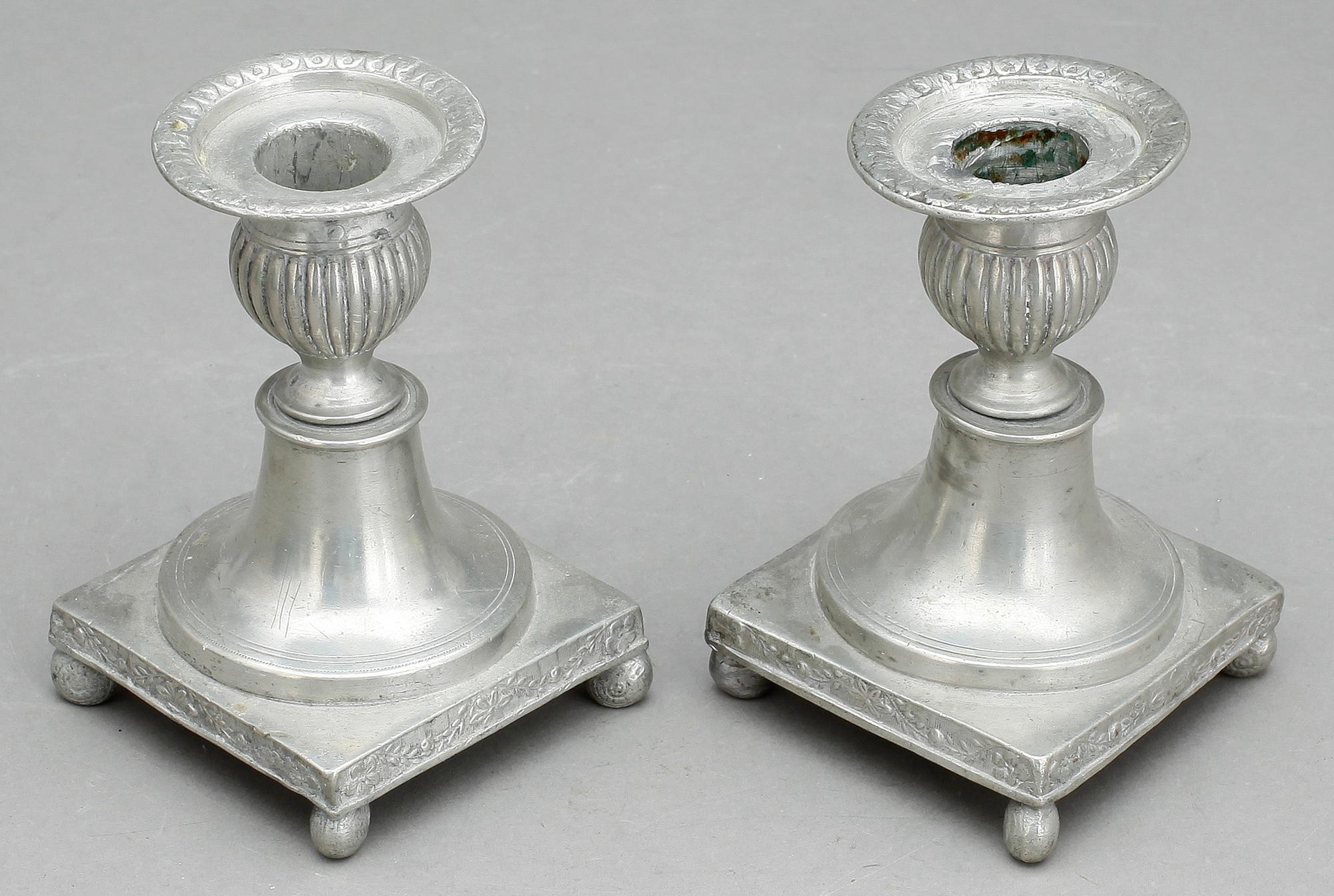 LJUSSTAKAR, ett par, tenn, Sven Ekström, Norrköping, (1824-1852).