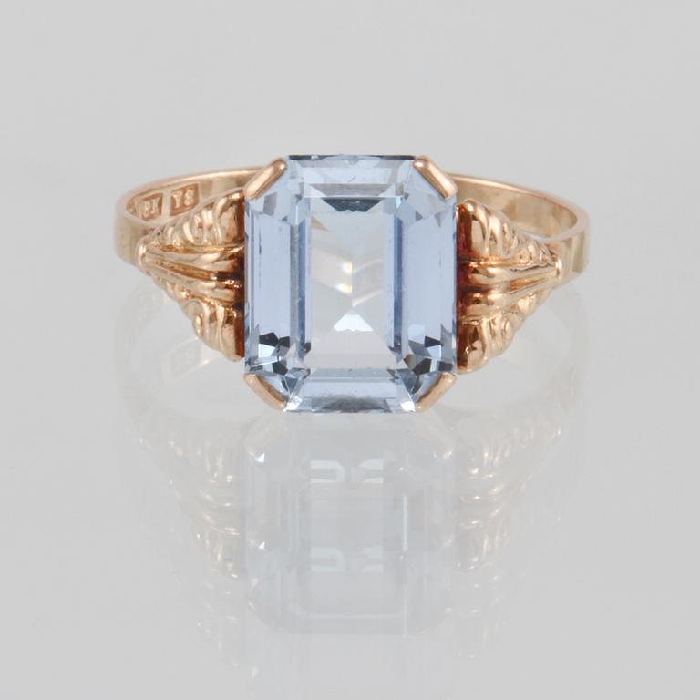 RING, 18K guld med fasettslipad syntetiskt spinell, Trege, Göteborg, 1949. Vikt 2,6 gram.
