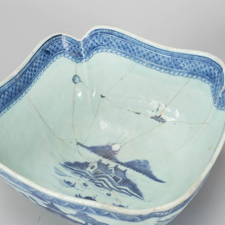 A blue and white saladiere, Qing dynasty, Qianlong (1736-95).