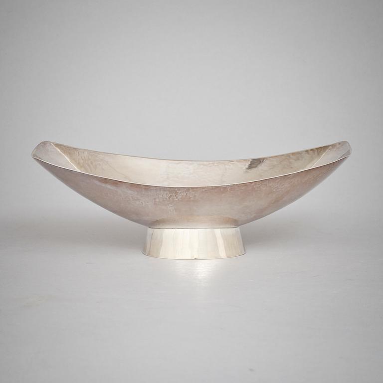 SKÅL på fot, silver, T. Kullander, Borås, 1954. Vikt 320 g.