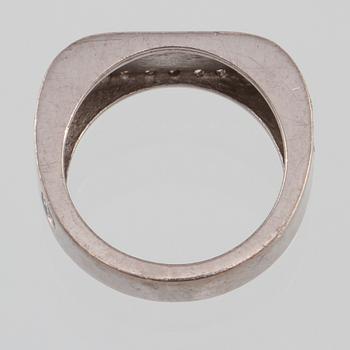 RING, 18K vitguld med briljantslipade diamanter, Heribert Engelbert, Stockholm, 2000. Vikt 6,6 gram.