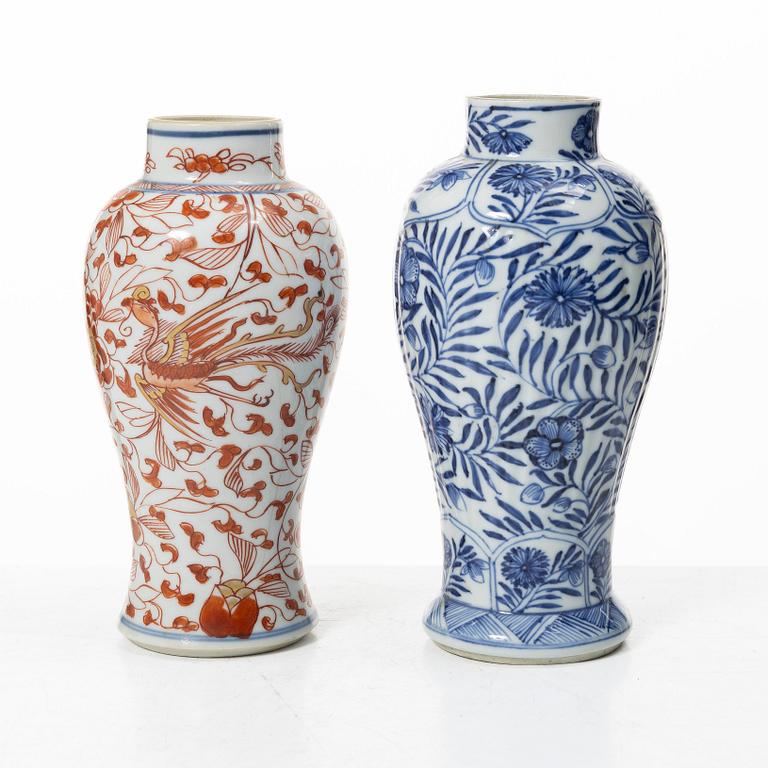 Vaser, tre stycken, porslin. Qingdynastin, 1700-tal.