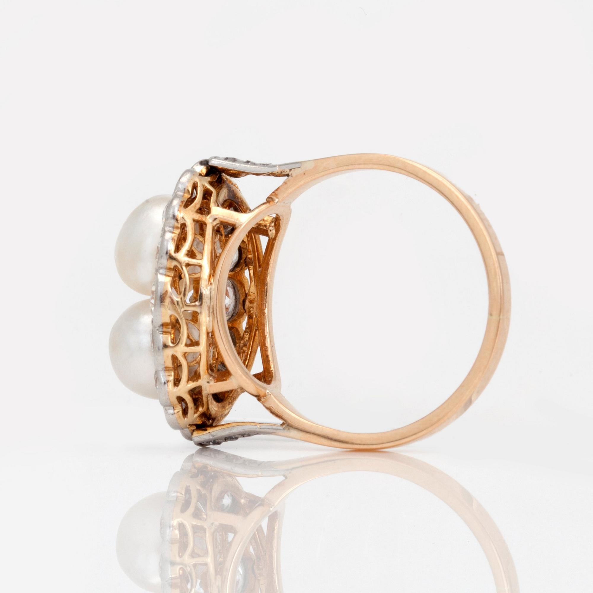 RING med två troligen äkta saltvattenspärlor, ca Ø 7mm, samt gammalslipade diamanter totalt ca 1.10ct.