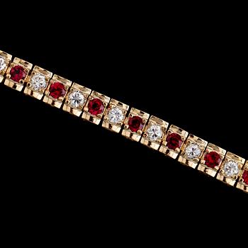 ARMBAND, förgyllt sterlingsilver, granater tot ca 2.89 ct, vita topaser tot ca 2.89 ct.
