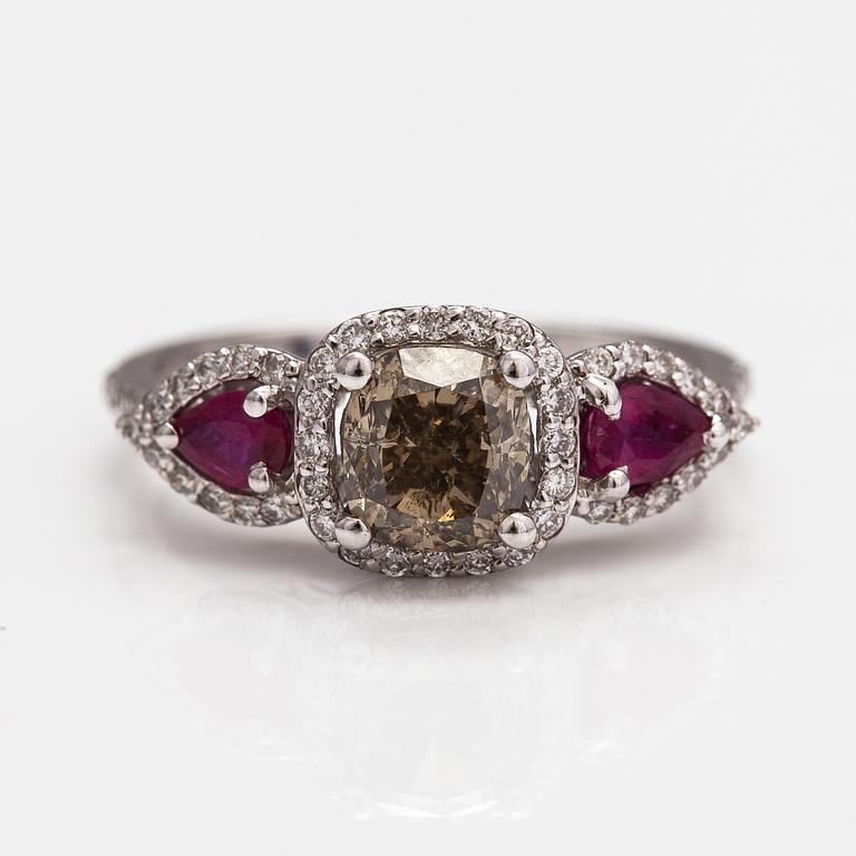 A 14K white gold ring with diamonds ca. 1.50 ct in total and rubies ca. 0.39 ct in total. GWlab-certificate.