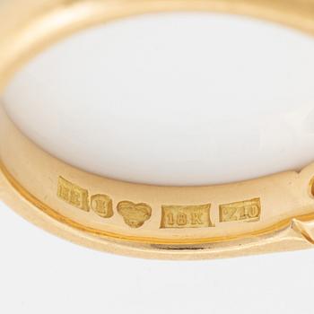 An Engelbert ring in 18K gold set with round brilliant-cut diamonds.