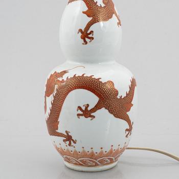 A porcelain table lamp/vase, China, 20th century.