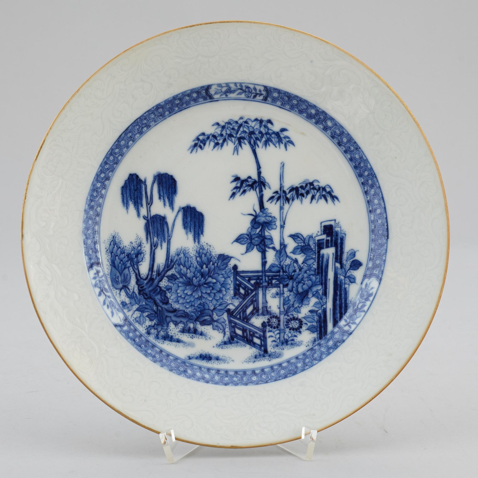 A soft paste porcelain plate, Qing dynasty, early 18th century.