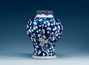 1680. A blue and white jar, Qing dyansty, Kangxi (1662-1722).