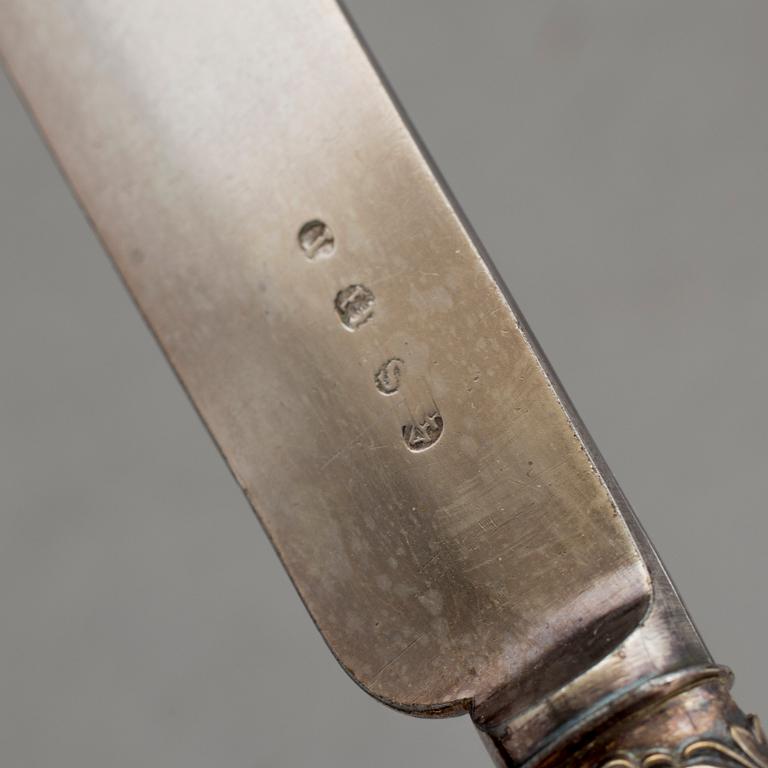BESTICKUPPSÄTTNING, i schatull, nysilver och pärlemor, 1800-talets slut.