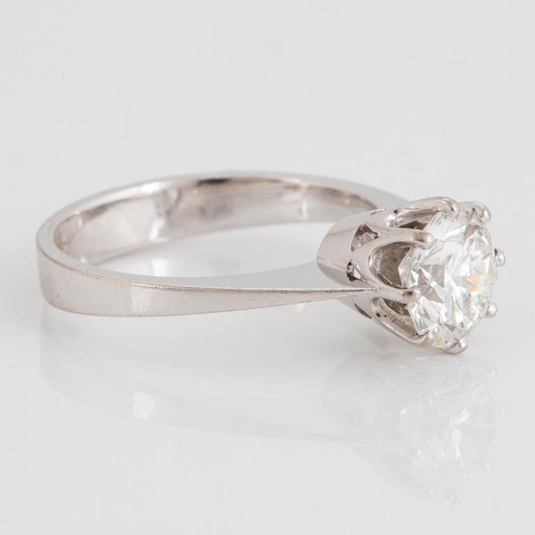 Ring 18K vitguld med en rund briljantslipad diamant ca 1.50 ct.