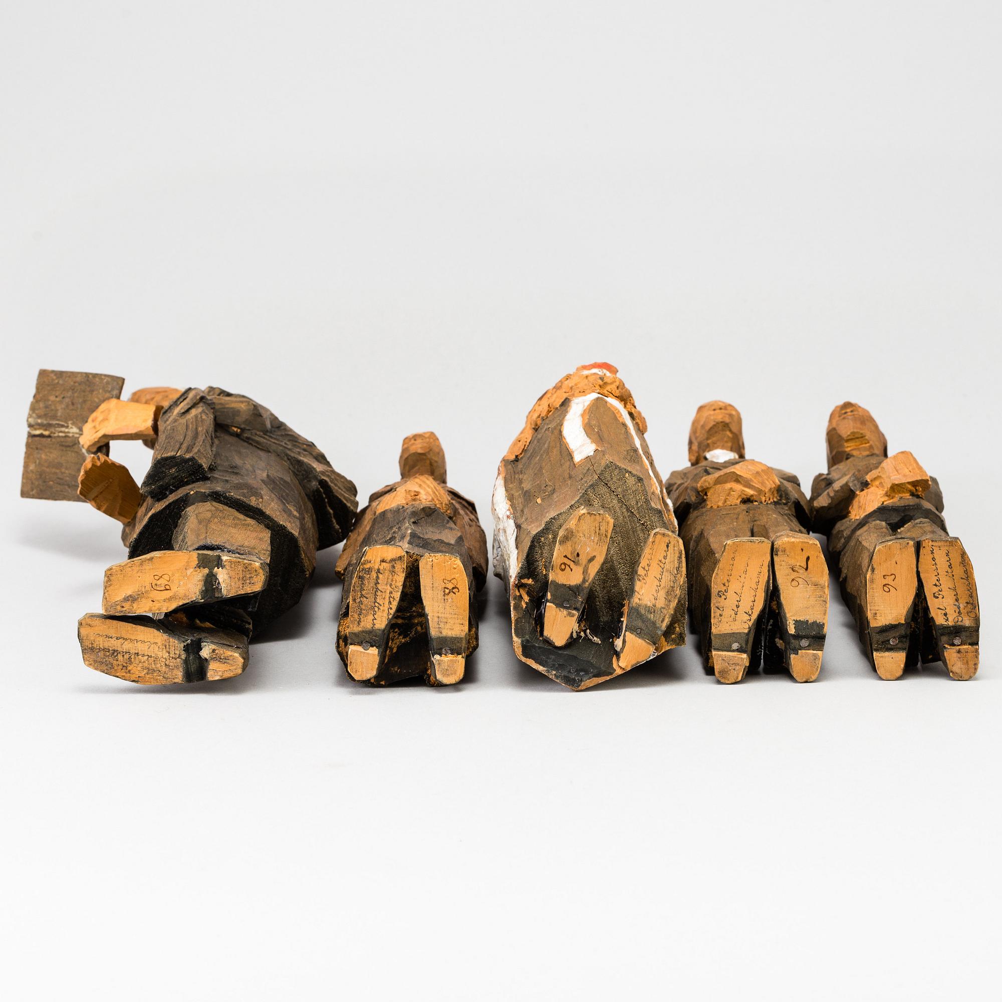 AXEL PETERSSON DÖDERHULTARN, Skulpturgrupp, "Bröllop", bestående av 5 figurer, snidad och delvis bemålat trä.