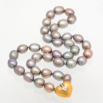 Necklace grey freshwater-pearls approx 8 mm, clasp 18k gold with 3 brilliant-cut diamonds.