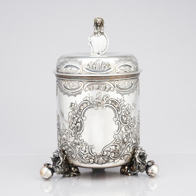 CG Hallberg, dryckeskanna, delvis förgyllt silver, Stockholm 1916. Barockstil.
