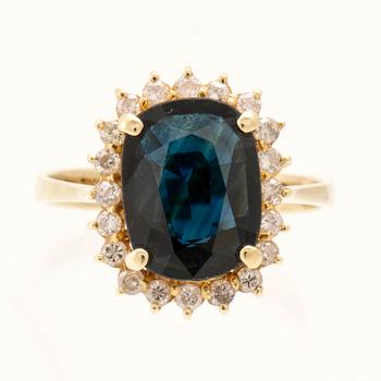 Ring in 14K gold with faceted sapphire and round brilliant-cut diamonds.