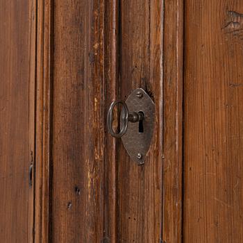 A pine cabinet, around the year 1800.