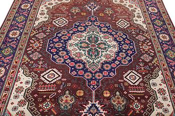 A Tabriz carpet, c. 295 x 199 cm.