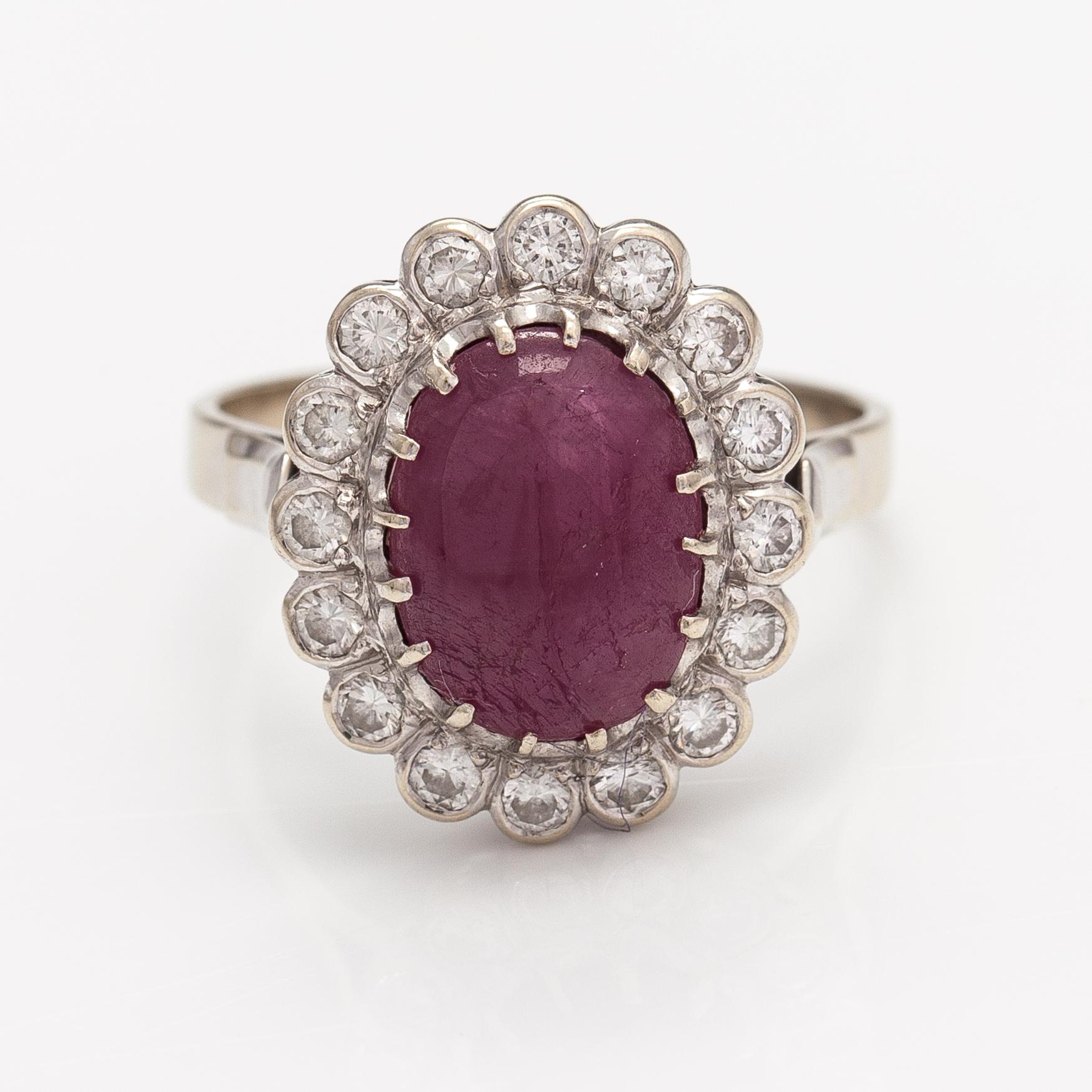 Ring, 18K vitguld, rubin och diamanter ca 0.48 ct tot.