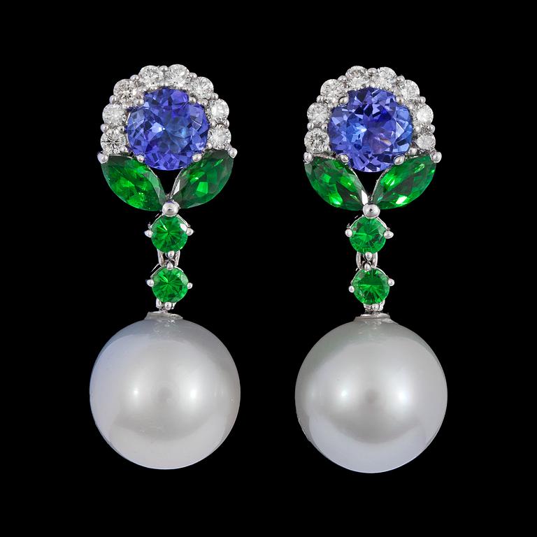 ÖRHÄNGEN, odlade South sea pärlor, 13,2 mm, tanzaniter, 2.70 ct, tsavoriter och briljantslipade diamanter, tot. 0.70 ct.
