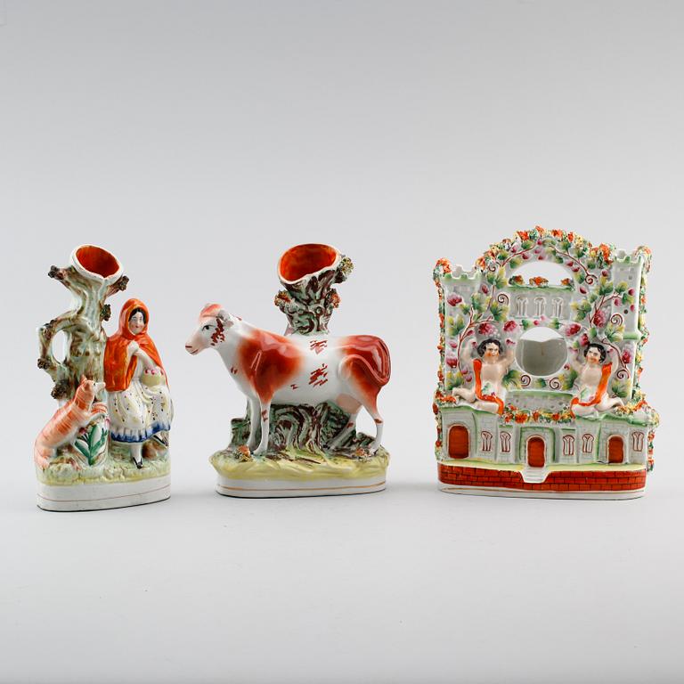 KLOCKSTÄLL OCH VASER, 3 delar, porslin, England, 1800-tal.