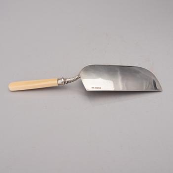 AN EDWARDIAN SILVER CRUMBER, marks of Mappin & Webb, Sheffield 1904.