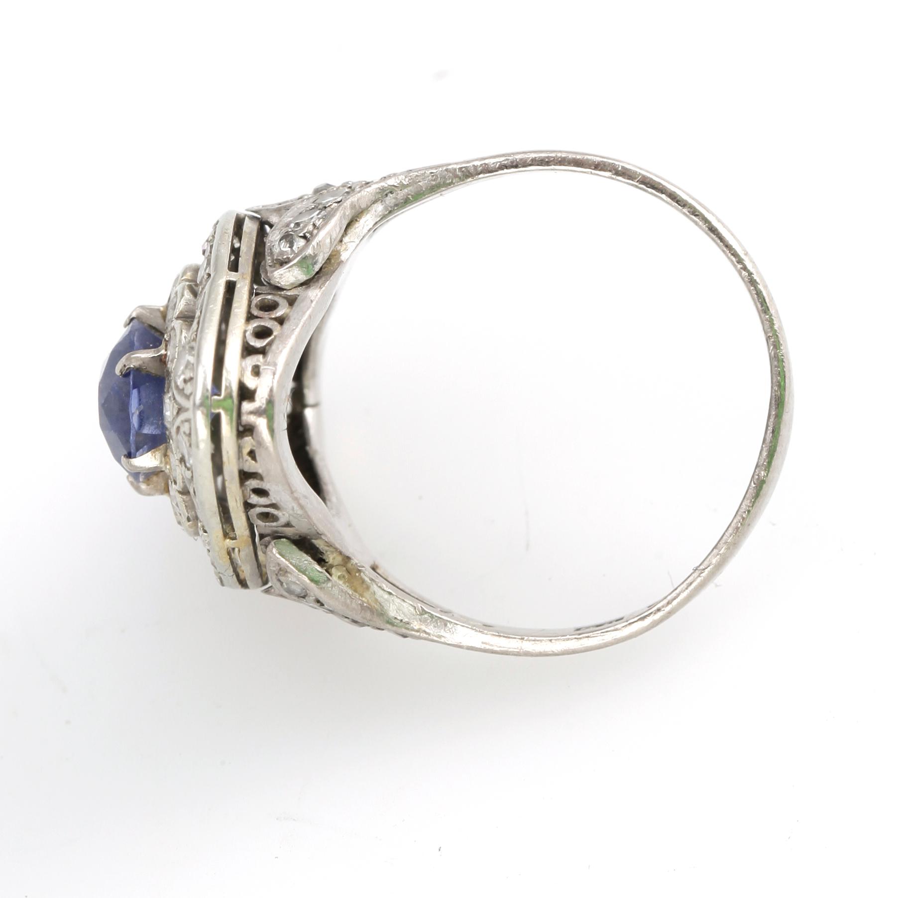 RING, 18k vitguld med safir och små diamanter, Sverige, 1946. Vikt 5,9g.