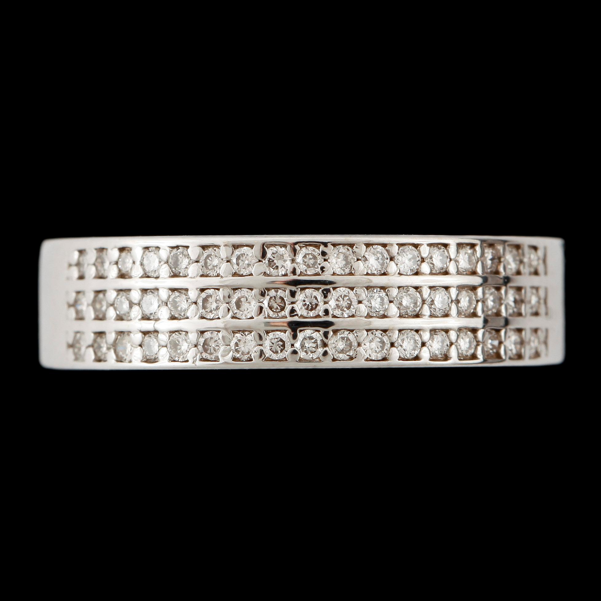 RING, 14k vitguld med briljantslipade diamanter tot ca0,35ct. 2000-tal. Vikt ca4,4g.