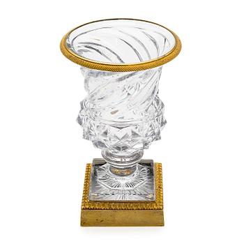 Maljakko, kullattu messinki, hiottu lasi, 1800-luvun puoliväli.