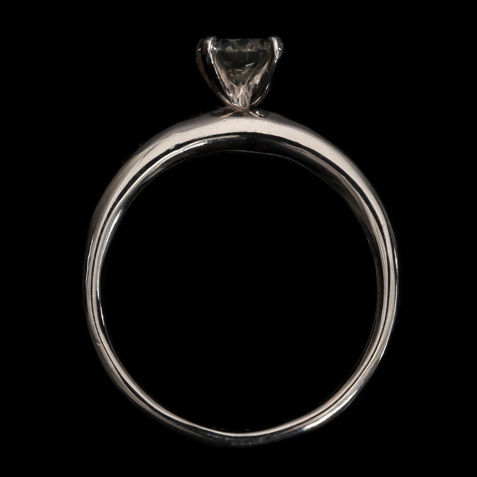 RING, 14k vitguld med briljantslipade diamanter tot ca 0,9 ct. Vikt 4,1 g.