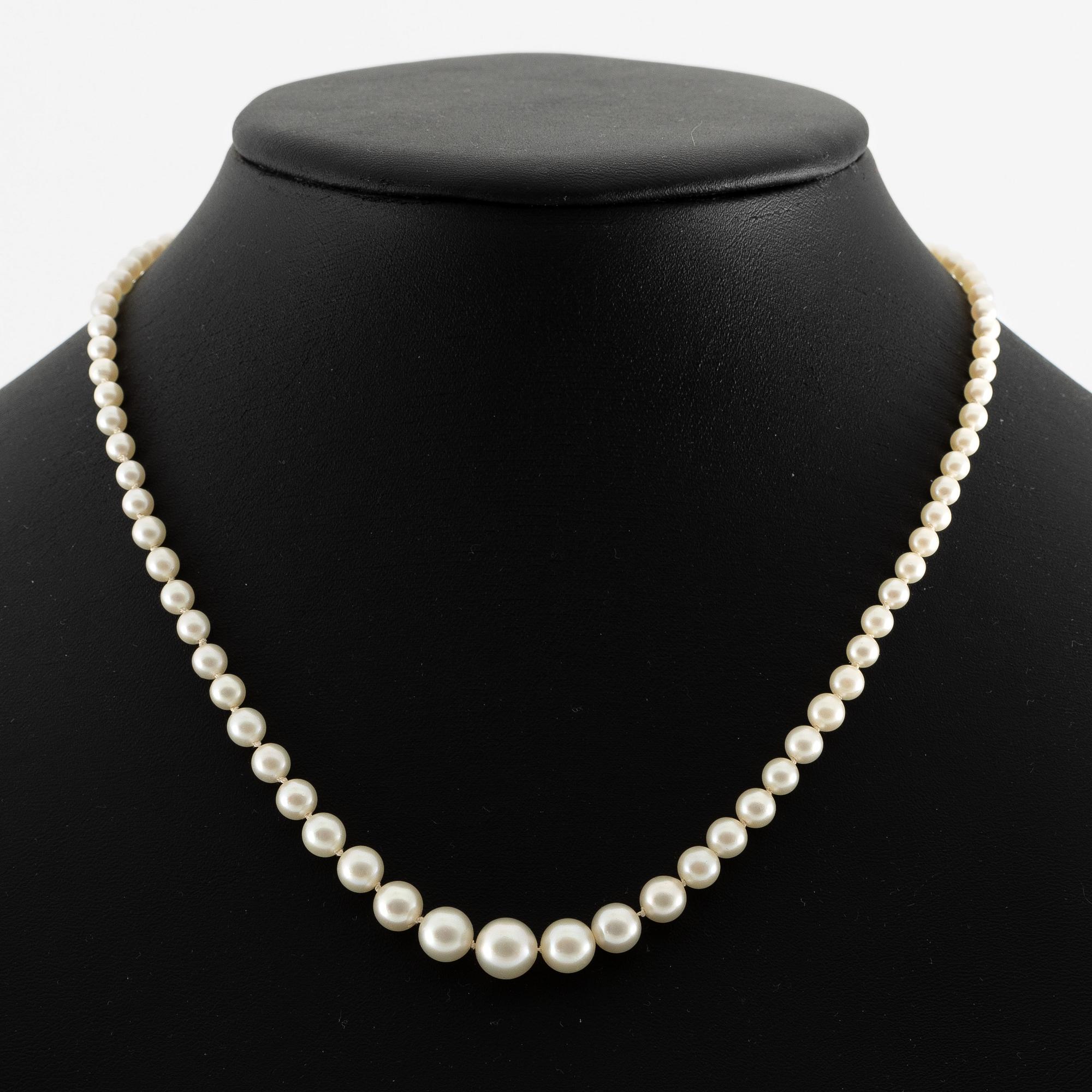 Collier med doserade odlade pärlor lås 18K vitguld med en diamant.