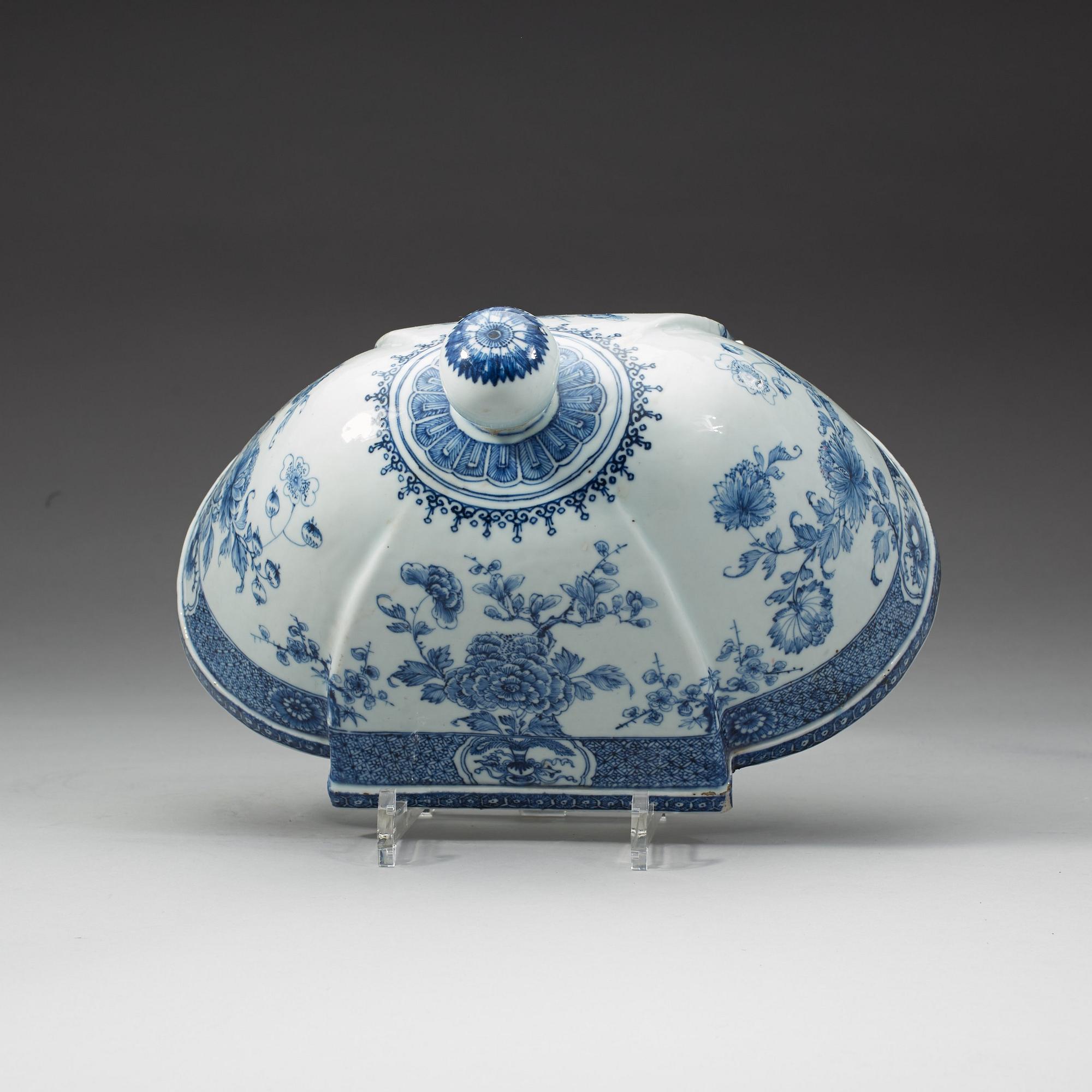 A blue and white dish with cover, Qing dynasty, Yongzheng (1723-35).