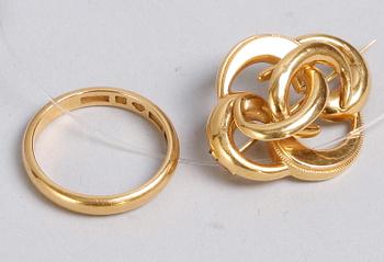 RING samt BROSCH, guld.