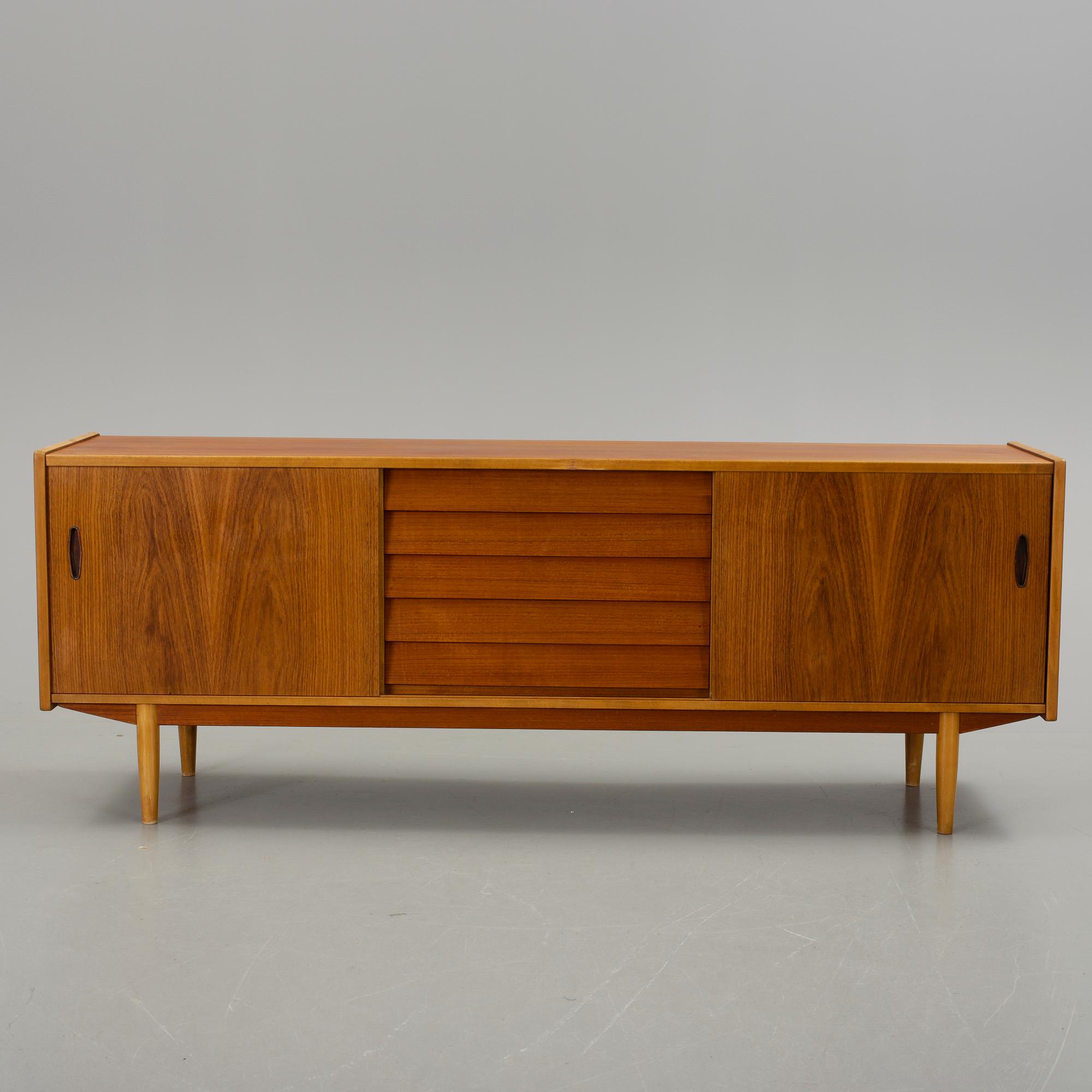 SIDEBOARD, "Trio", Nils Jonsson, Troeds, 1900-talets andra hälft.
