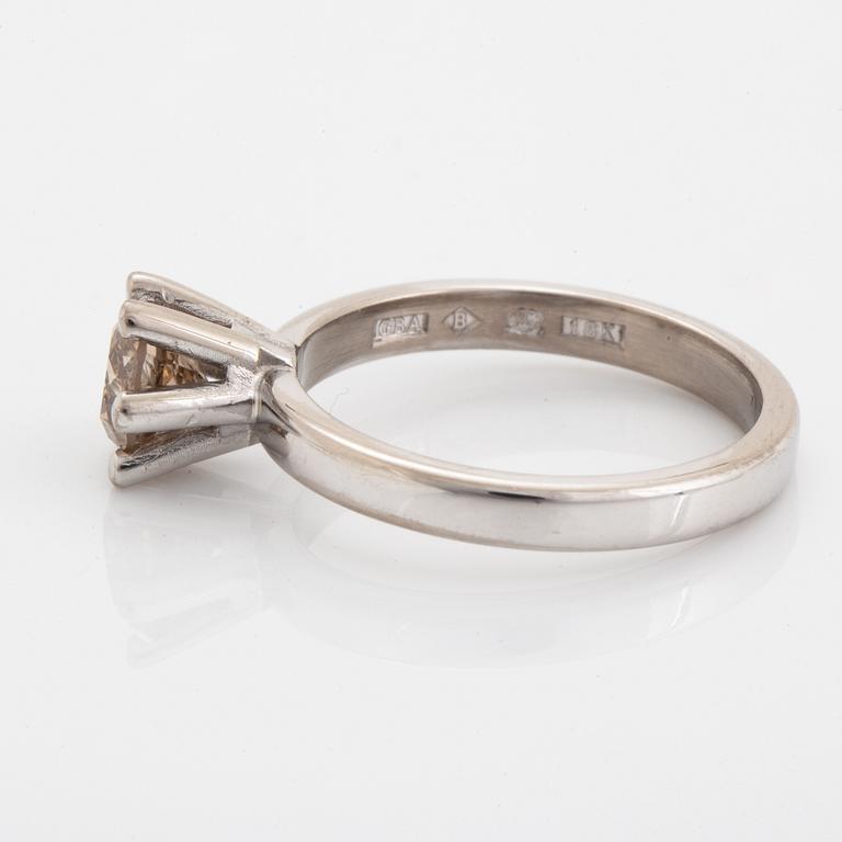 Brown brilliant-cut diamond ring.