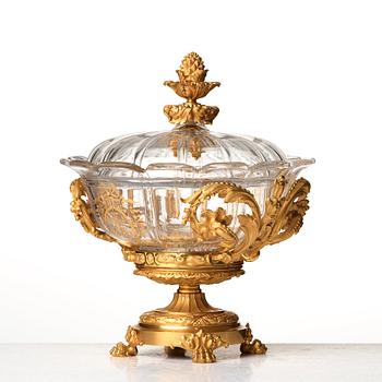 A gilded bronze and glass bowl by Eugène Cornu in Paris, second half of the 19th century.