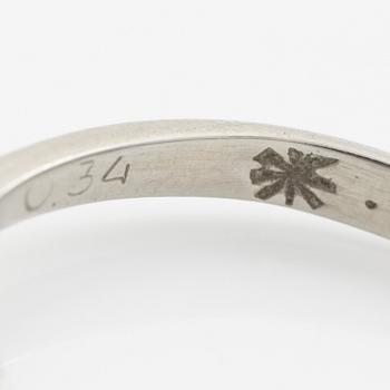18K white gold ring with a brilliant-cut diamond.