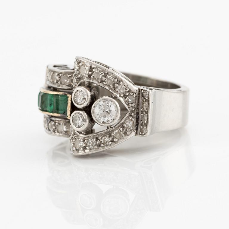 Ring, platina med smaragder och diamanter.