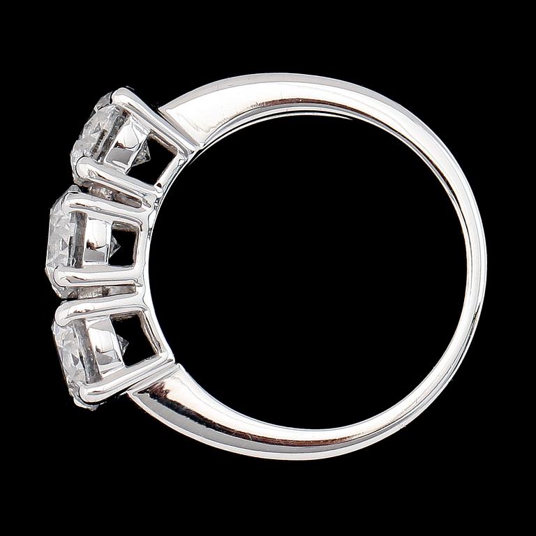 RING, 18K vitguld, tre briljantslipade diamanter tot ca 3.03 ct.