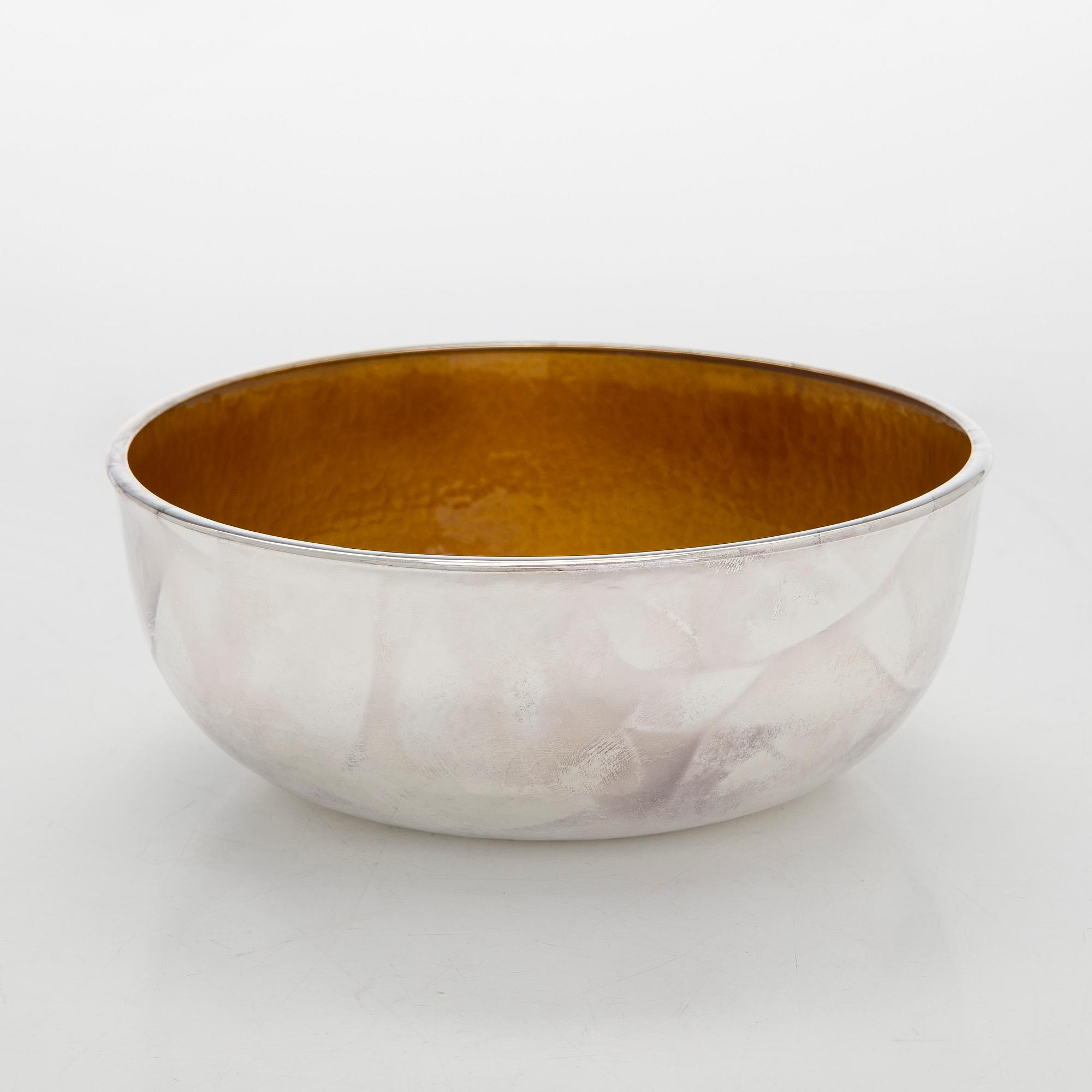 A. Tillander, skål, sterlingsilver och emalj. Helsingfors 2005.