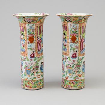 A pair of famille rose Canton porcelain vases, Qing dynasty, 19th century.